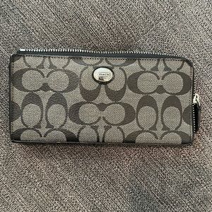 Excellent condition (used once) Coach wallet with zipper and inside pockets